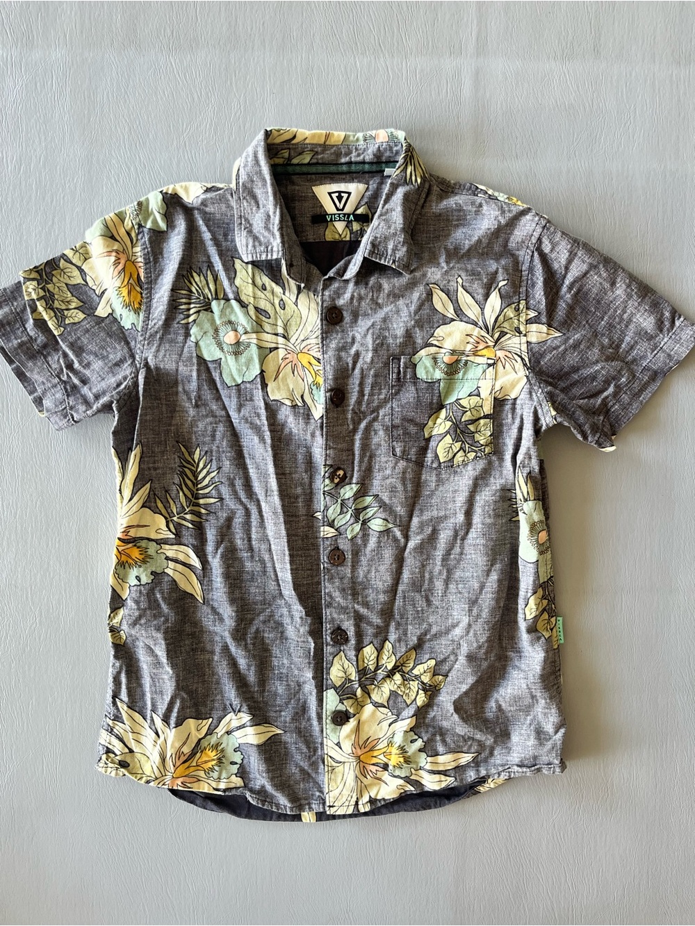 VISSLA Gray Short-Sleeve Floral Button-Up Shirt with‎ Yellow Accents